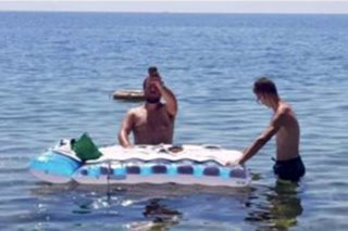 Pari sa Italy nag-misa sa beach gamit ang 'inflatable' na altar