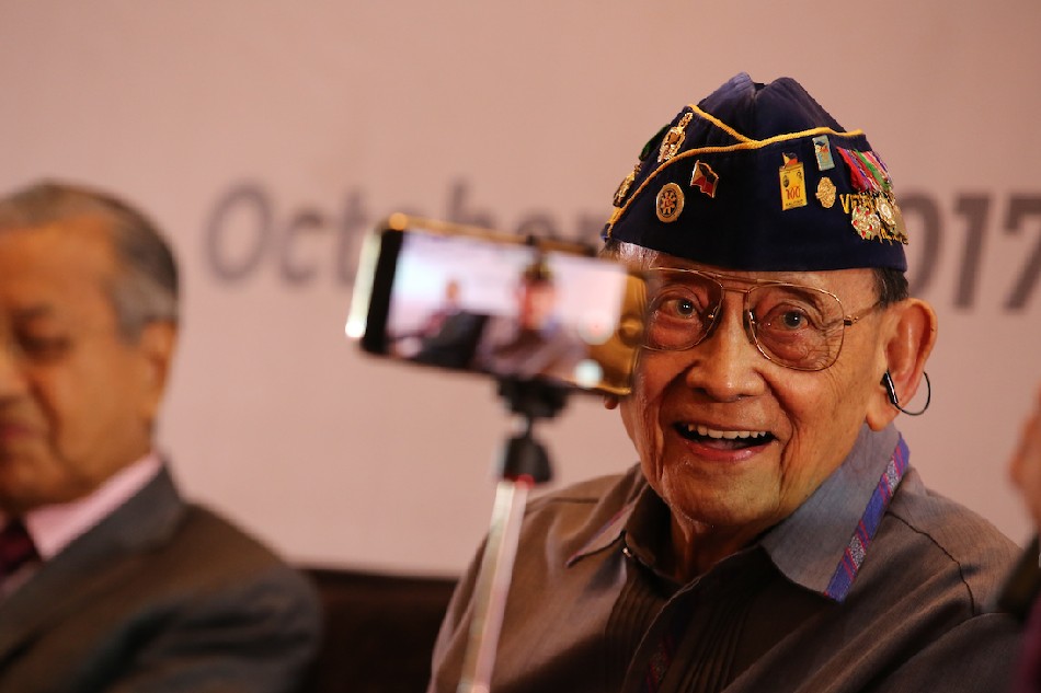 Former President Fidel Ramos (R) speaks at a froum with Former Prime Minister Dr. Mahatir Mohamad (L) during the ASEAN Leaders Forum held at the Fairmont Hotel in Makati, Oct. 12, 2017. Jonathan Cellona, ABS-CBN News/File 