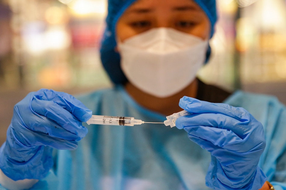 A health worker prepares Pfizer’s COVID-19 vaccines inside a mall in Makati City, July 28, 2022. George Calvelo, ABS-CBN News