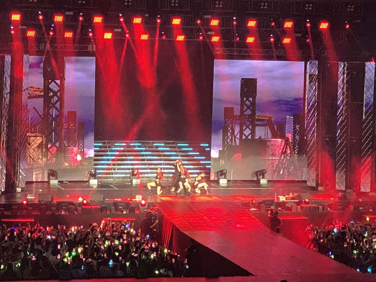 Jackson Wang performed 4 songs from his upcoming album “Magic Man” during the “2022 K-pop Masterz in Manila” held at the Mall of Asia Arena last July 29.