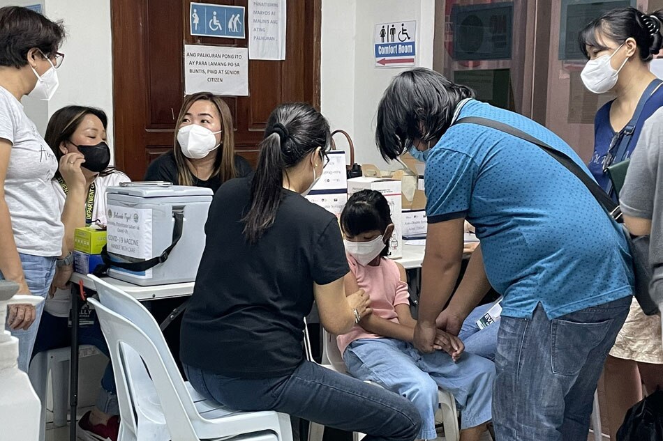Puspusan ang pagbabakuna sa mga residente sa Imus, Cavite. Ayon sa kanilang alkalde na si Mayor Alex Advincula, bumabagal ang pagbabakuna ng COVID-19 sa lungsod dahil nahahati ang trabaho ng mga health worker para rumesponde sa COVID-19. Michael Delizo, ABS-CBN News
