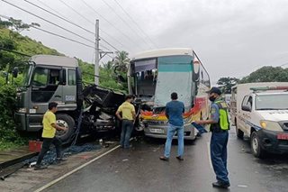 Bus sumalpok sa truck; 1 patay, 8 sugatan