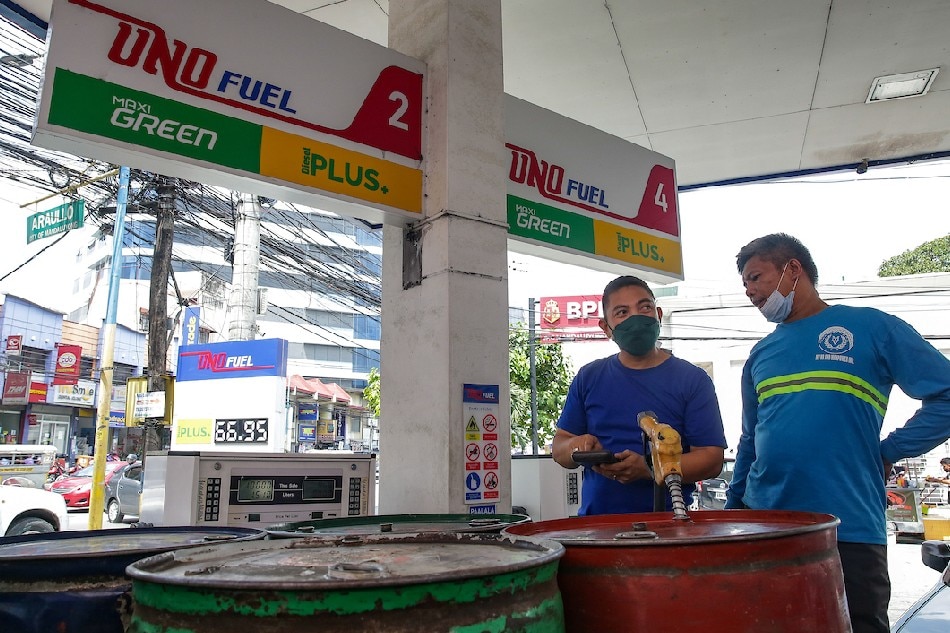 Motorists line up to buy fuel at a gas station in Mandaluyong City on March 22, 2022. Oil firms implemented price rollbacks today after price hikes the last 11 weeks. George Calvelo, ABS-CBN News
