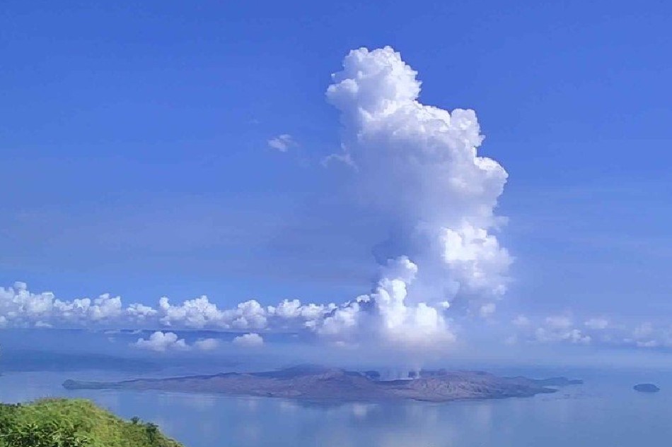 Steam-rich plume degassed from the Taal main crater captured by the Cuenca, Batangas (VTCU) remote station at 9:11 a.m., August 12, 2022. Phivolcs photo