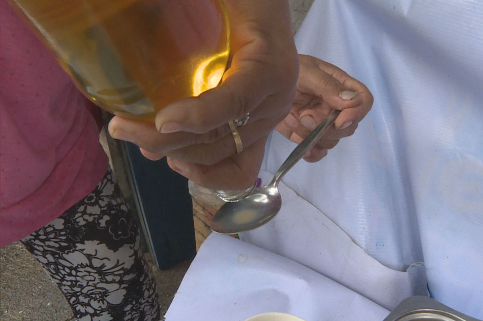 Honey ang ginagamit ni Bebian Baranda para tumamis ang kaniyang kape, sa harap ng tumataas na presyo ng asukal. ABS-CBN News