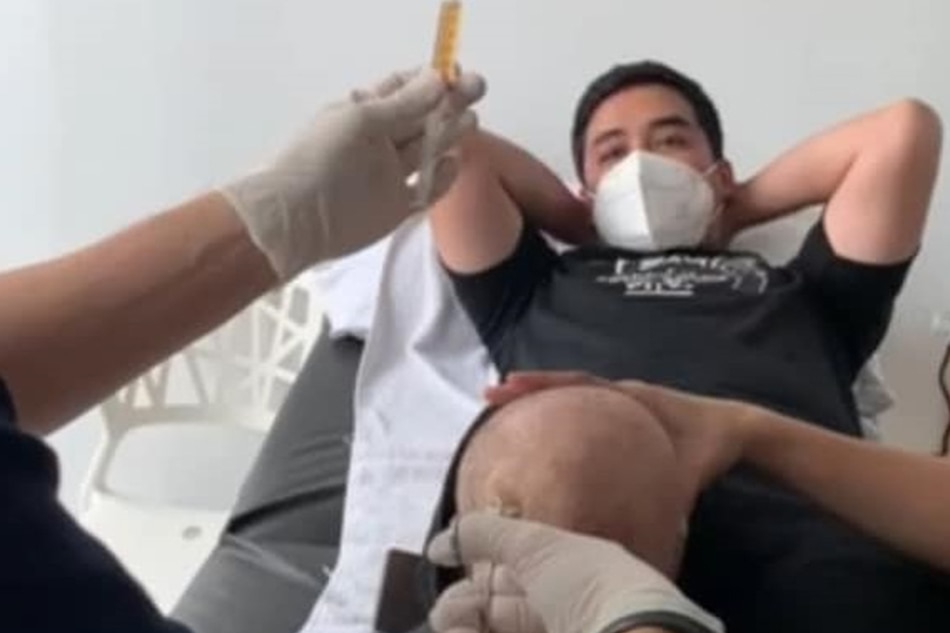 Pasig City Mayor Vico Sotto undergoes a platelet-rich plasma procedure for his knees. Courtesy: Vico Sotto Facebook page
