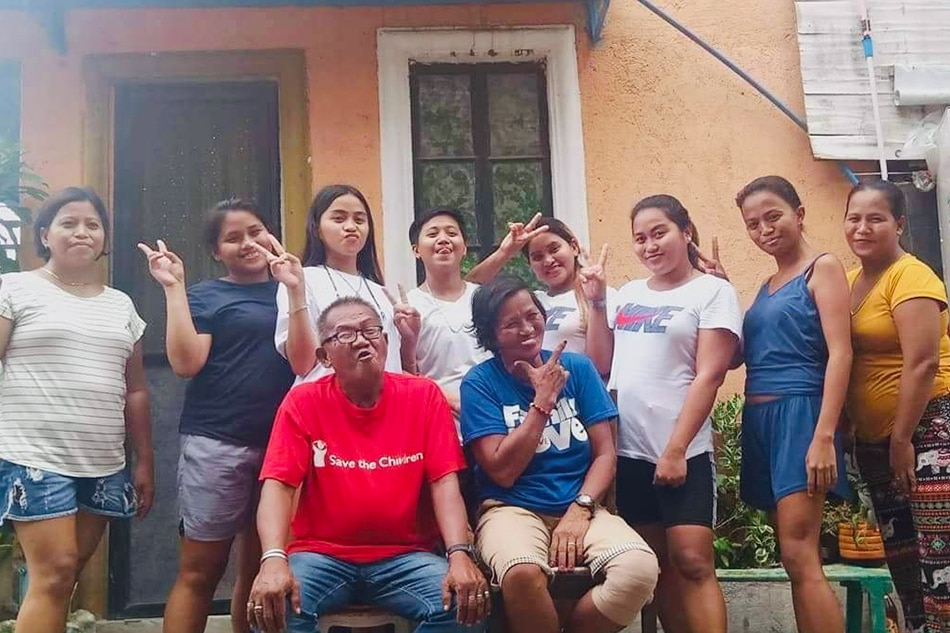Joyce poses with her 7 sisters and their parents. Courtesy: Jemelyn Ann Mendoza