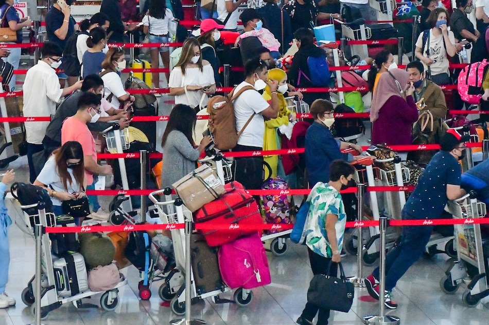 Passengers check in for a flight at the Ninoy Aquino International Airport Terminal 3 in Pasay City on Jan. 3, 2022 amid Alert Level 3 in Metro Manila. Mark Demayo, ABS-CBN News/File