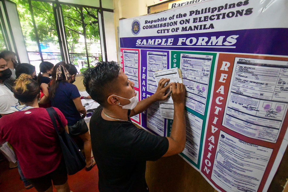 Voter registration resumes at the COMELEC office in Manila on June 4, 2022. Registration resumes in preparation for the Barangay and Sangguniang Kabataan elections (BSKE) on December 5. Mark Demayo, ABS-CBN News/file 
