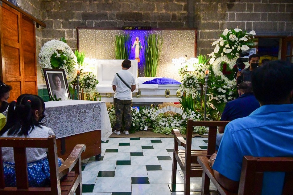 Visitors pay their last respects to Filipino sports icon Lydia De Vega-Mercado at the St. Francis of Assisi Parish in Meycauayan, Bulacan on August 16, 2022. Mark Demayo, ABS-CBN News