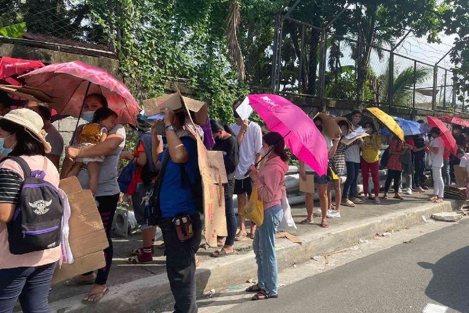Students and parents endure queue to get educational aid. Larize Lee, ABS-CBN News