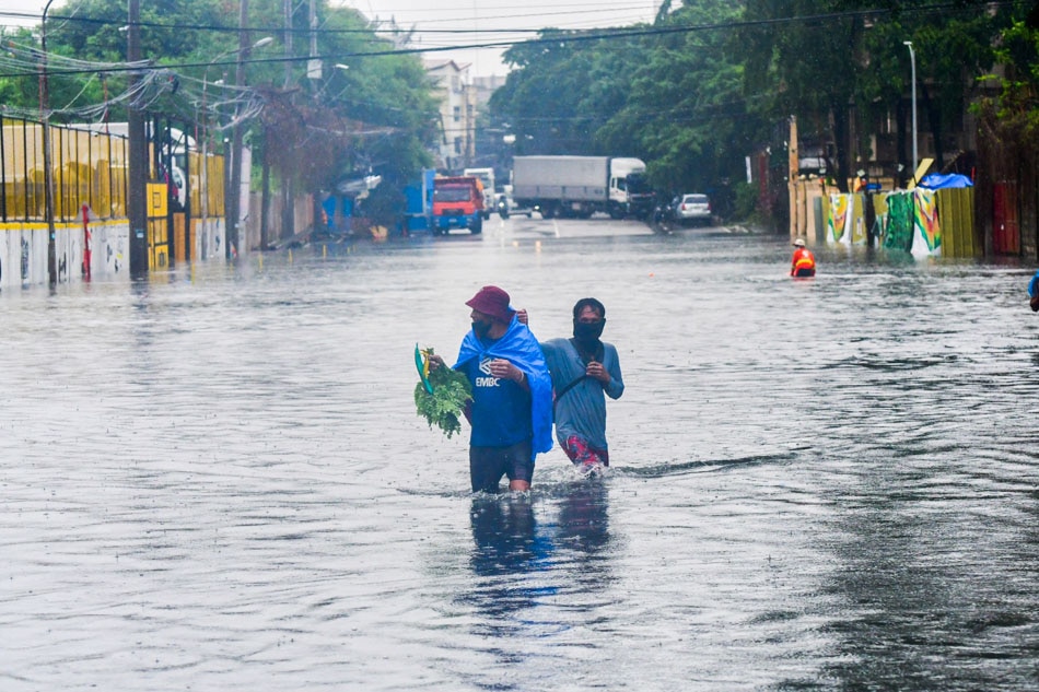 Knee-deep floods inundate a section of Sto Domingo St. in Quezon City amid rainfall brought by Severe Tropical Storm Florita on Aug. 23, 2022. Mark Demayo, ABS-CBN News