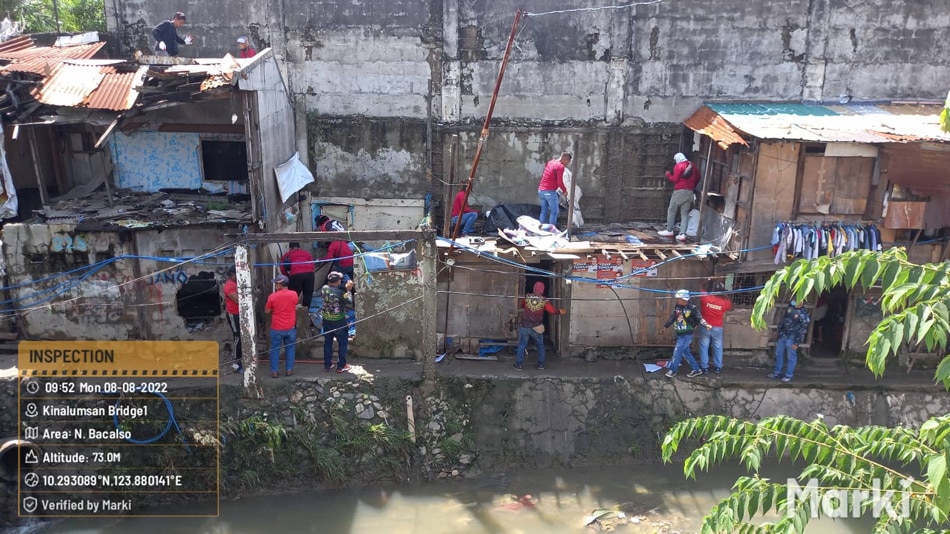  Members of the Cebu city Disaster Risk Reduction and Management Office remove illegal structures by the Kinalumsan River. Photo courtesy of Councilor Jerry Guardo 