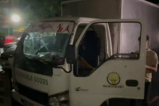 Drayber, pahinante ng delivery truck hinoldap; P600k natangay