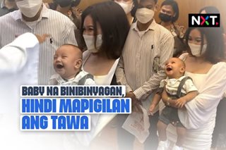 Baby na binibinyagan, hindi mapigilan ang tawa