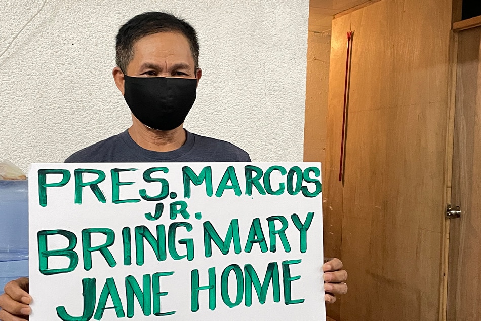 Cesar Veloso holds a placard urging Pres. Ferdinand Marcos Jr. to bring home his imprisoned daughter Mary Jane. Photo by Anjo Bagaoisan, ABS-CBN News.