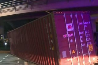 Truck container nalaglag matapos sumabit sa overpass