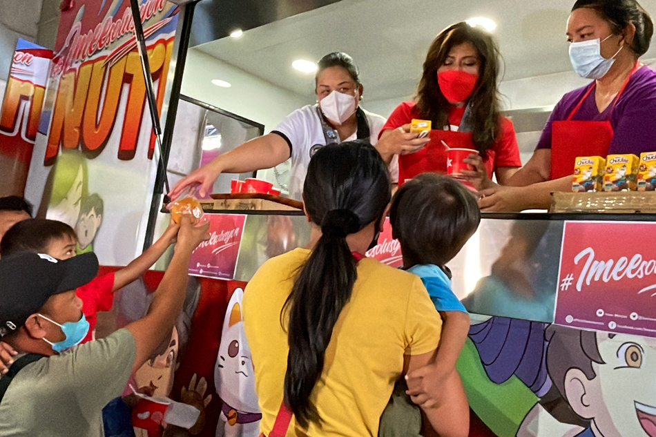 Sen. Imee Marcos leads distribution of nutribuns to 100 children aged 3 to 5 in Tanay, Rizal on Sept. 11, 2022. Anjo Bagaoisan, ABS-CBN News