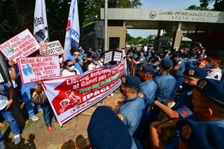 Workers protest against cuts on health budget