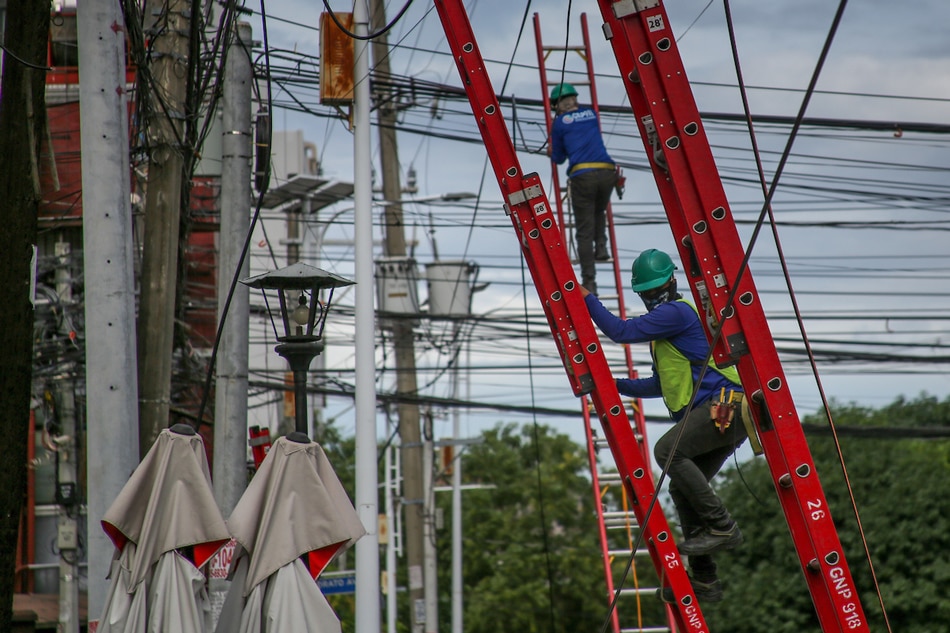  Linemen install cables for internet connection along Tomas Morato area in Quezon City on October 27, 2020. Jonathan Cellona, ABS-CBN News