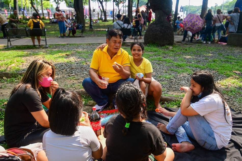  Alfredo Musa spends his time with family at Luneta Park in Manila on Father's Day, June 19, 2022. Despite rising cases of COVID-19, the Department of Health says that the country remains at low risk. Mark Demayo, ABS-CBN News
