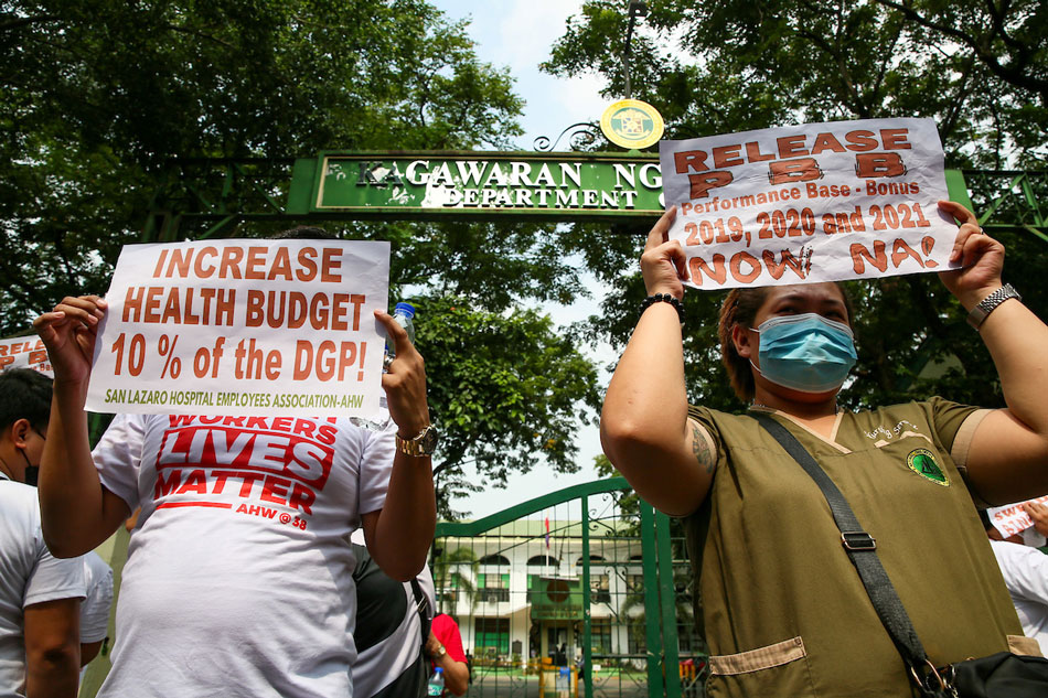 Health workers hold a picket outside the Department of Health in Manila on Sept. 6, 2022 to protest against the still unpaid COVID-19 benefits. Jonathan Cellona, ABS-CBN News