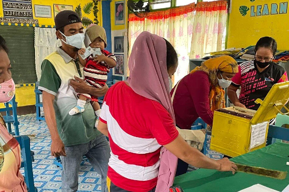 Residents in Campo Cuatro Elementary School in Datu Abdullah Sangki in Maguindanao cast their votes on the morning of the plebiscite Saturday. Anjo Bagaoisan, ABS-CBN News