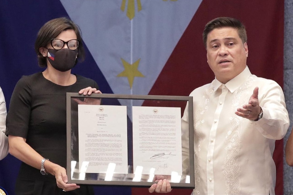 Senate President Juan Miguel “Migz” Zubiri leads the Senate in presenting to British Ambassador Laure Beaufils Senate Resolution No. 14 expressing its sympathy and condolences on the passing of Queen Elizabeth II of the United Kingdom of Great Britain and Northern Ireland on Sept. 19, 2022. Voltaire F. Domingo, Senate PRIB