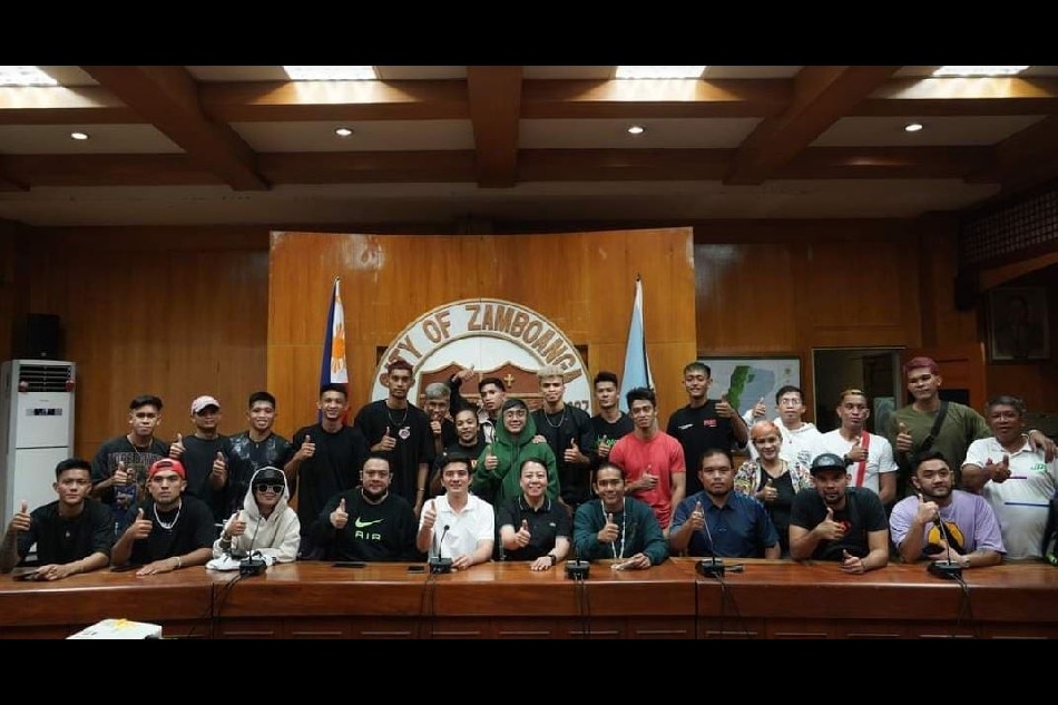 Participants in the 'Dayo Series' with Zamboanga City Mayor John Dalipe. Photo courtesy of RNJ Navarro