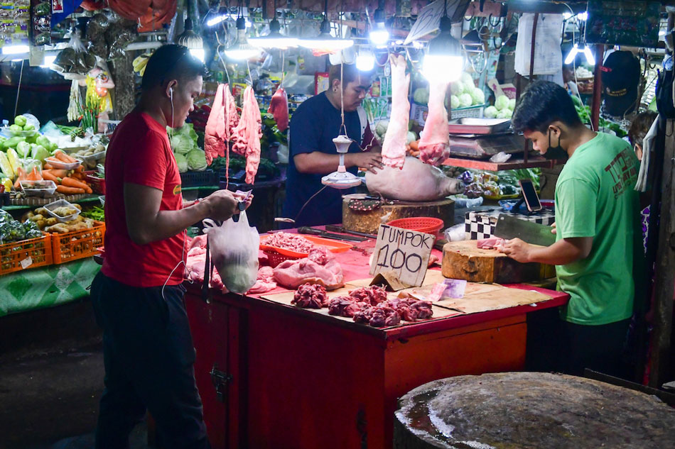  Namimili ng karne ang ilang konsyumer sa Litex Market sa Quezon City. Mark Demayo, ABS-CBN News/File