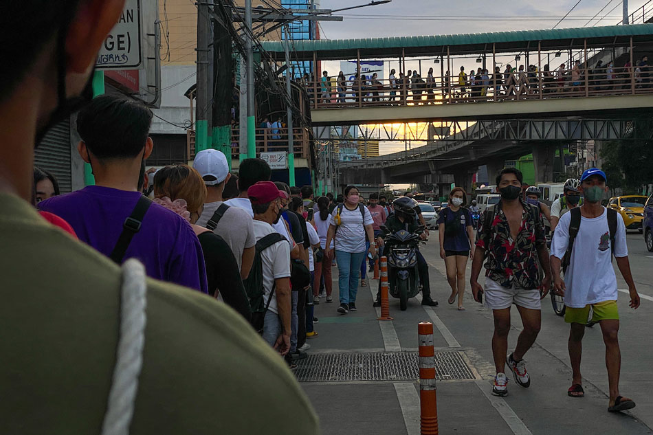 Commuters queue to ride the bus carousel system from the Monumento station on Epifanio Delos Santos Avenue (EDSA) on September 14, 2022. Jonathan Cellona, ABS-CBN News/File