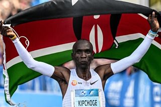 Eliud Kipchoge beats world mark at Berlin Marathon