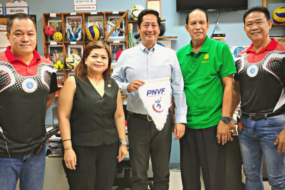 Philippine National Volleyball Federation (PNVF) Secretary General Donald Caringal (center), Executive Director Maria Louise Principe (in black) and Referees’ Commission Nestor Bello (in green) with Dr. Maximo Abalos (right) and Edward Masukat II of the Department of Education Palarong Pambansa Secretariat. Handout photo.