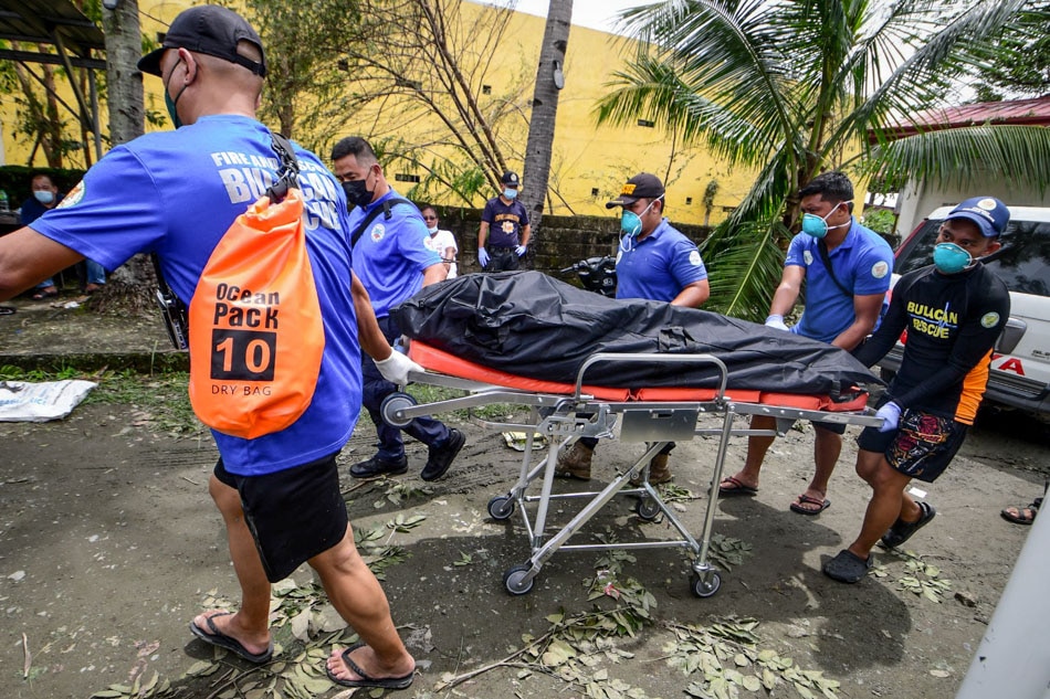 Inilalabas mula sa punerarya ang labi ng isa sa 5 emergency responder na namatay habang nagsasagawa ng rescue work sa kasagsagan ng super typhoon Karding sa San Miguel, Bulacan. Mark Demayo, ABS-CBN News/File