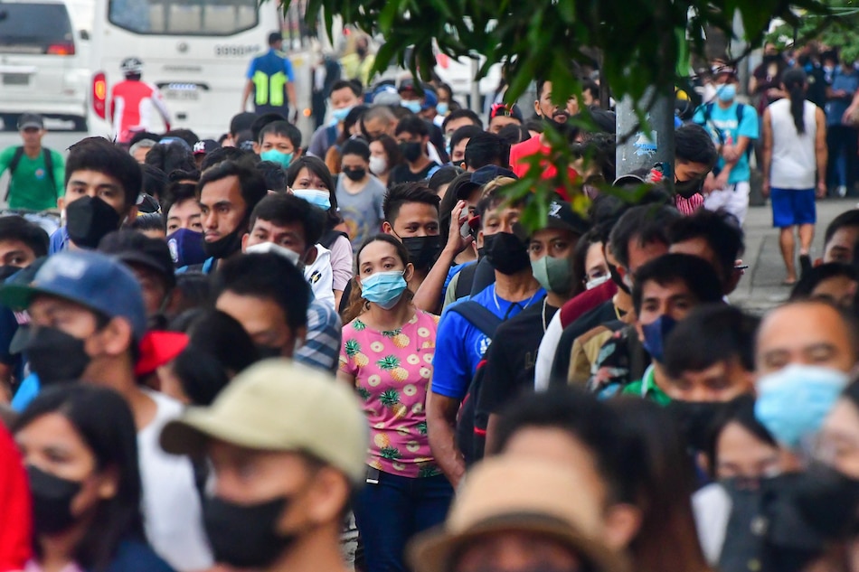 Commuters line up for a bus ride on Commonwealth Ave. in Quezon City on Aug. 30, 2022. Mark Demayo, ABS-CBN News