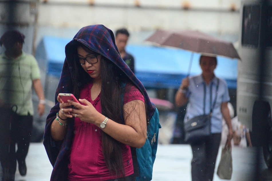 Rainshowers pour in Quezon City on April 10, 2018. Mark Demayo, ABS-CBN News/File