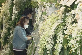 Mga tagahanga ni Percy Lapid bumisita sa kaniyang lamay