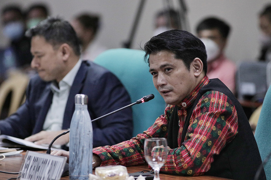 Padilla blasts PNP over 'Muslim' tag on De Lima hostage takers | ABS-CBN  News