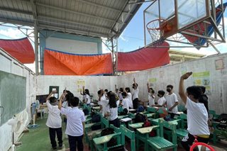 Mga estudyante gamit ay di natapos na school building sa Cavite