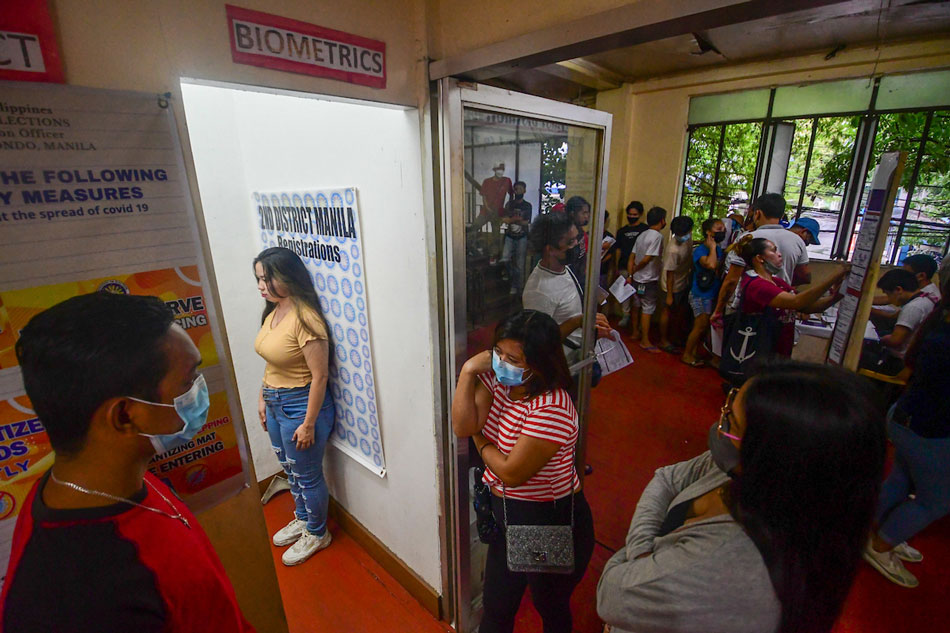 Voter registration resumes at the COMELEC office in Manila on June 4, 2022. Mark Demayo, ABS-CBN News/FILE
