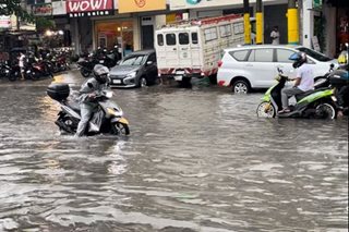 #PaengPH floods hamper motorists