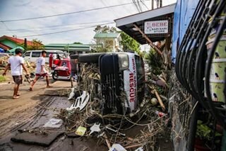 Rescue vehicle toppled by Paeng floods