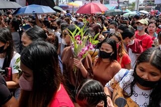 Throngs arrive at Manila North Cemetery