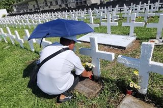 Yolanda mass grave at mga sementeryo sa Tacloban dinagsa ngayong Undas
