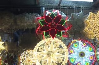 Naglalako ng parol sa San Juan nahihinaan sa benta