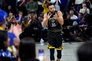 Curry dazzles in Warriors win, Lakers fall to Kings