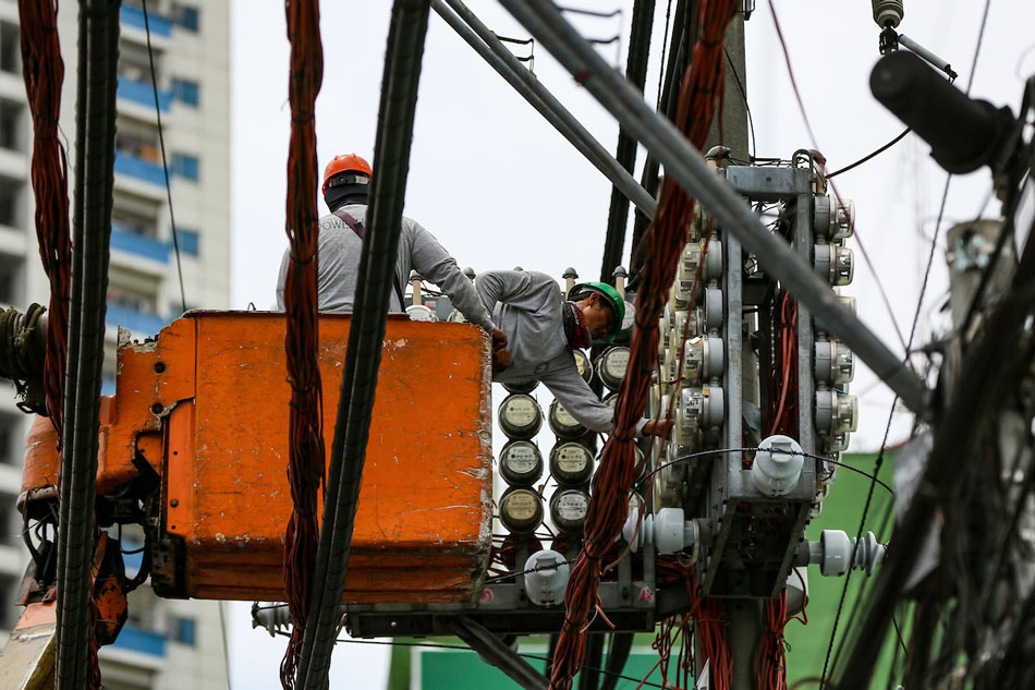 Line men from an electrical contractor check electric meters at the Divisoria area in Manila on September 12, 2022. Jonathan Cellona, ABS-CBN News/File.