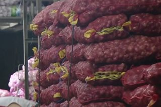 Ilang tindera sa Divisoria, hirap magbenta ng sibuyas