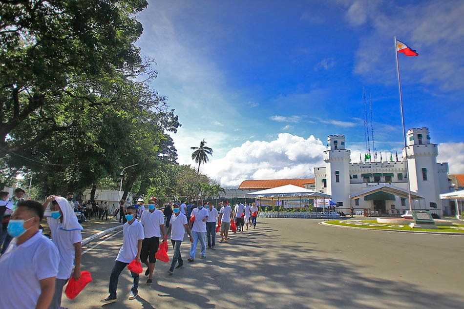 Persons deprived of liberty (PDL) leave the the National Bilibid Prison in Muntinlupa City after their release on Nov. 24, 2022. A total of 128 PDLs, including senior citizens, received their certificates of discharge from the national penitentiary after completing their maximum sentence or qualifying for parole. ABS-CBN News/File