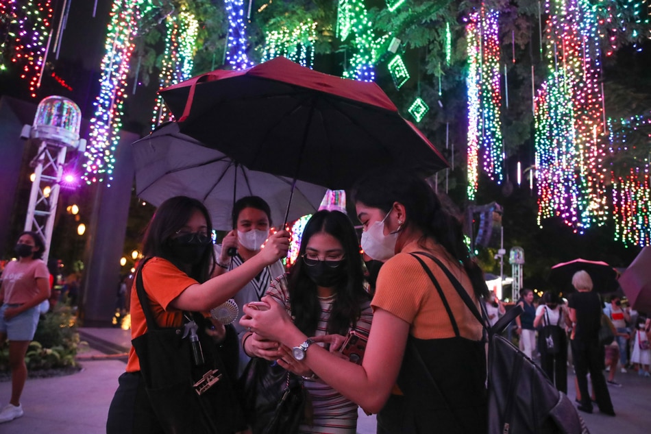 Office workers from nearby buildings enjoy the lights as Makati launches this year’s Ayala Land Festival of Lights LIVE at Ayala Triangle Garden in Makati City on Nov. 10, 2022. Jonathan Cellona, ABS-CBN News